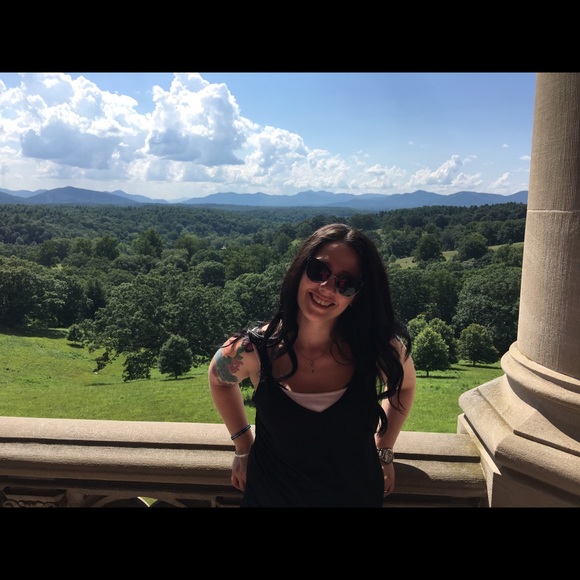 Meet Your Posher! 🌹 - Picture 3 of 5